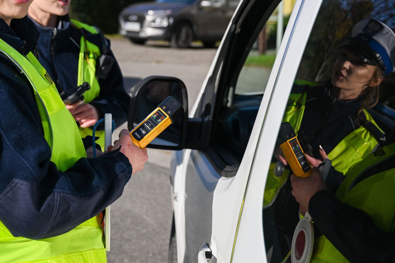 Nietrzeźwy kierowca zatrzymany przez mieszkańców odmówił badania alkomatem przez wezwany na miejsce patrol