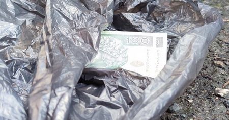 Emerytka wyrzuciła przez okno pieniądze. Chwilę później wezwała policję