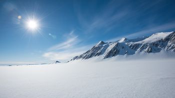 Najwyższy wulkan na Antarktydzie. Erebus rozsiewa złoty pył po okolicy