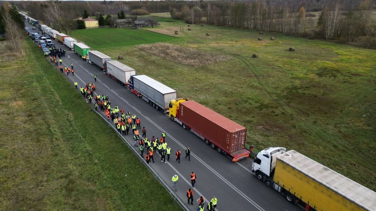 Protest przewo?nik�w na granicy polsko-ukrai?skiej
(FILES) This aerial view taken on November 10, 2023 shows trucks near the Polish-Ukrainian border crossing in Dorohusk, Poland on November 10, 2023 as Ukrainian drivers protest and ask Polish police officers to let them pass to Ukraine. Polish transport companies on November 23, 2023 expanded their protests against what they call unfair competition from Ukrainian truckers by blocking another border checkpoint. A blockade begun earlier this month at three major border crossing points with Ukraine has now extended to the Medyka crossing in southern Poland as talks between Warsaw and Kyiv failed to yield a solution. In Medyka, the protesting truckers were joined by local farmers who say grain prices have been depressed by Ukrainian imports. (Photo by Damien SIMONART / AFP)
DAMIEN SIMONART