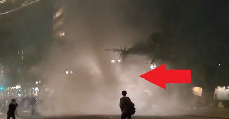 To nie jest zwykłe tornado. Demonstranci mieli dmuchawy do liści