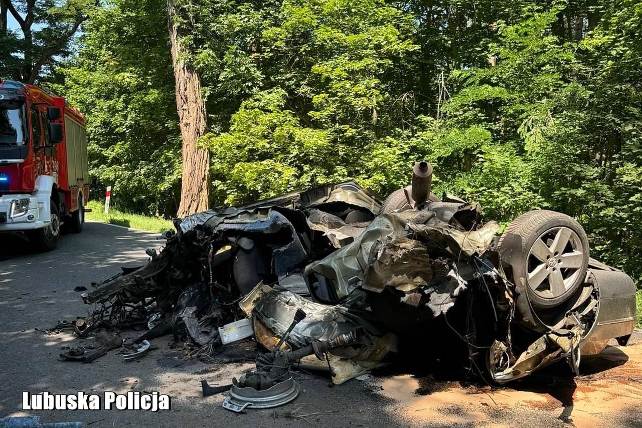 Tragedia na prostej drodze. Z auta zostały strzępy