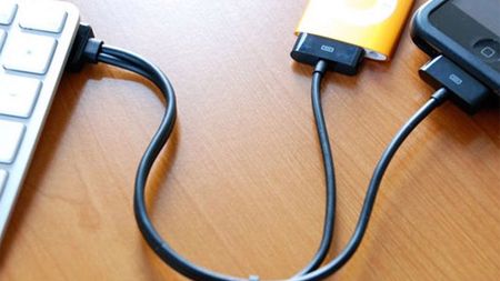 Ładowanie dwóch iPhonów za pomocą jednego kabla? 1