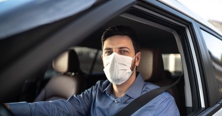 Jazda samochodem w czasie epidemii. Co wolno, a czego nie - wiedza w pigułce