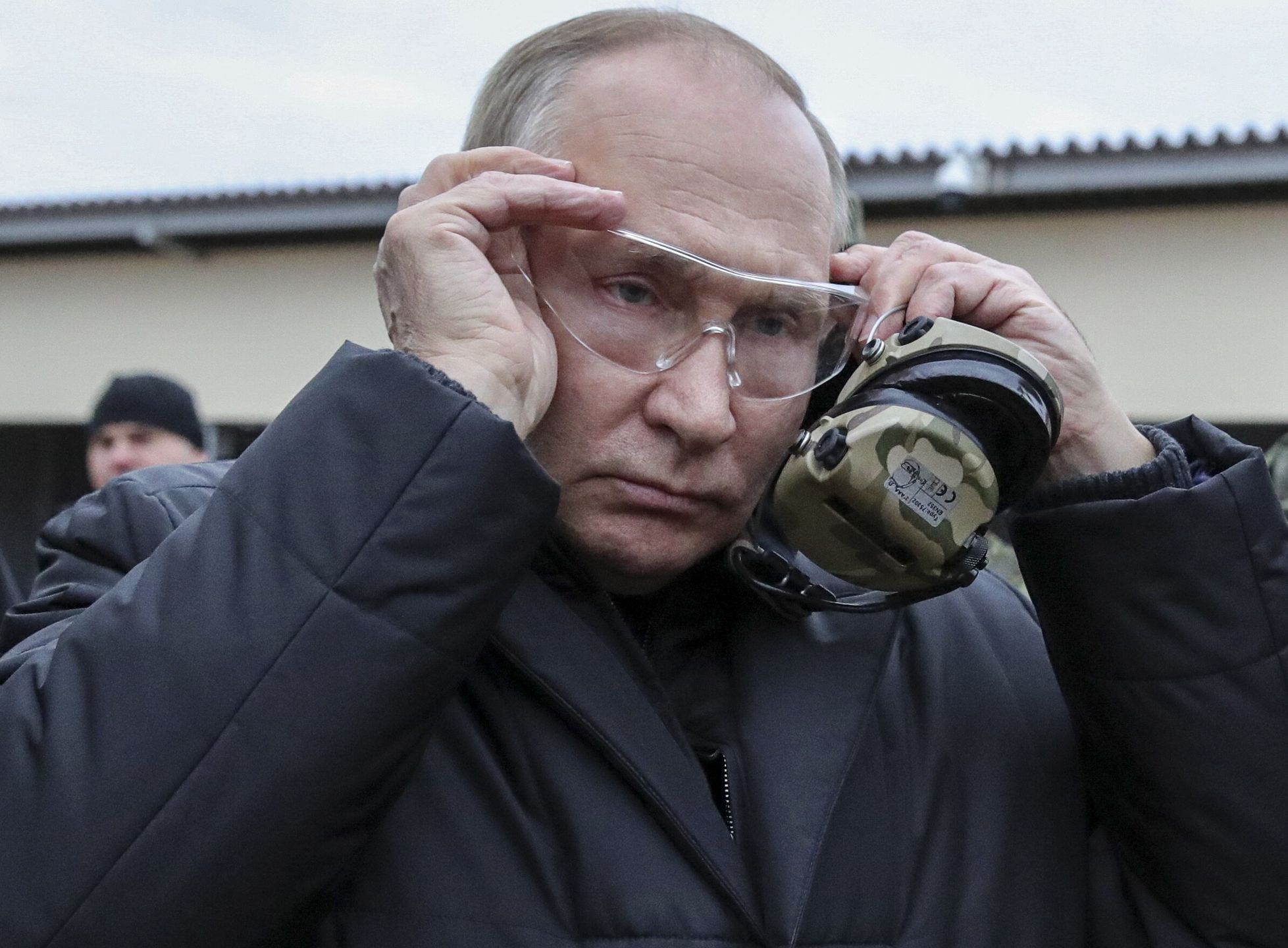 Russian President Vladimir Putin puts on tactical glasses as he inspects the progress of mobilized servicemen's training at a training range of the Western Military District in the Ryazan region, Russia, 20 October 2022. Russian President Putin announced in a televised address to the nation on 21 September, that he signed a decree on partial mobilization in the Russian Federation due to the conflict in Ukraine. Russian Defense Minister Shoigu said that 300,000 people would be called up for service as part of the move. EPA/MIKHAEL KLIMENTYEV / SPUTNIK / KREMLIN POOL MANDATORY CREDIT Dostawca: PAP/EPA.