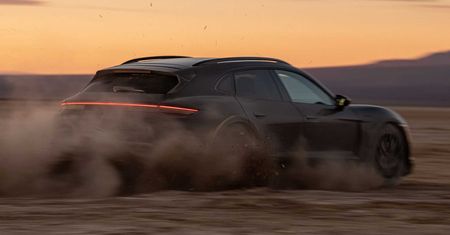 Porsche pokazało zdjęcia Taycana Cross Turismo. Zobacz, gdzie już latał bokiem