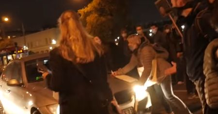 Z premedytacją wjechał w grupę protestujących. 44-latek już w rękach policji