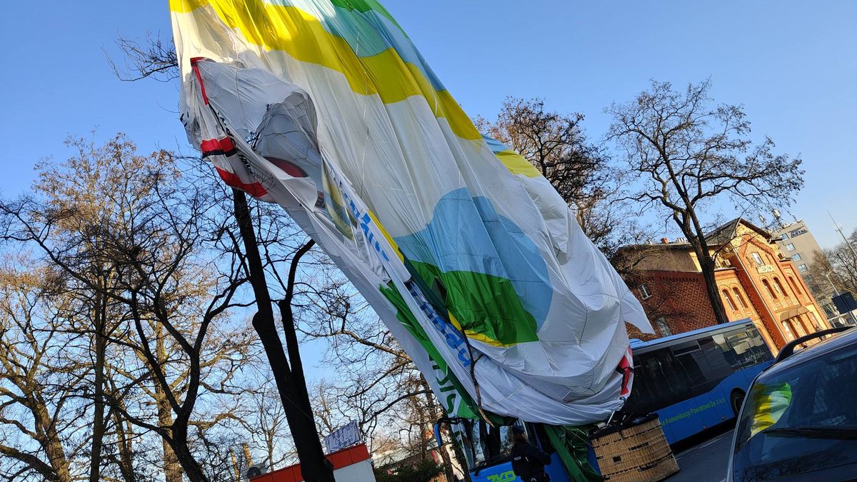 Zielona Góra: Balon spadł na miasto. Trwa akcja służb