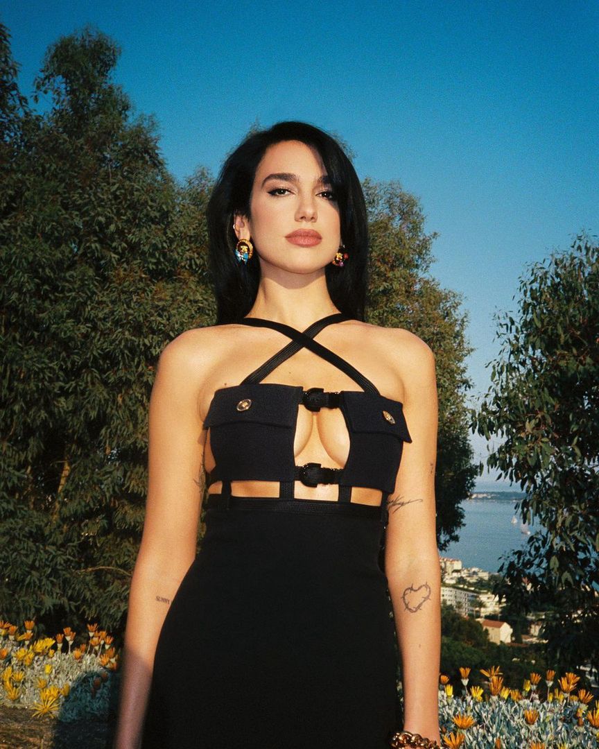 Dua Lipa w czarnej sukience z wycięciami / Instagram.com/dualipa