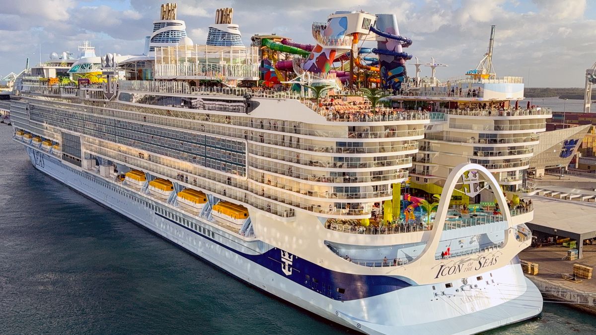 Statki wycieczkowe są niczym pływające miasta prfzepełnione atra