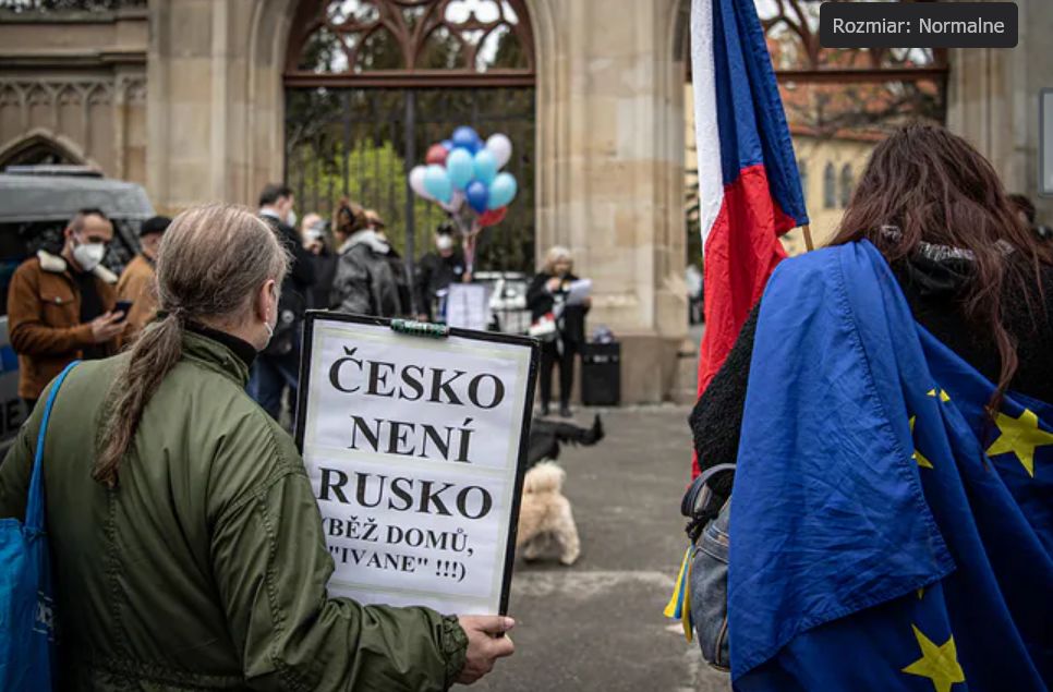 Ambasador Rosji w Pradze wezwany do MSZ. Na fotografii kadr z kwietniowego protestu przed ambasadą.