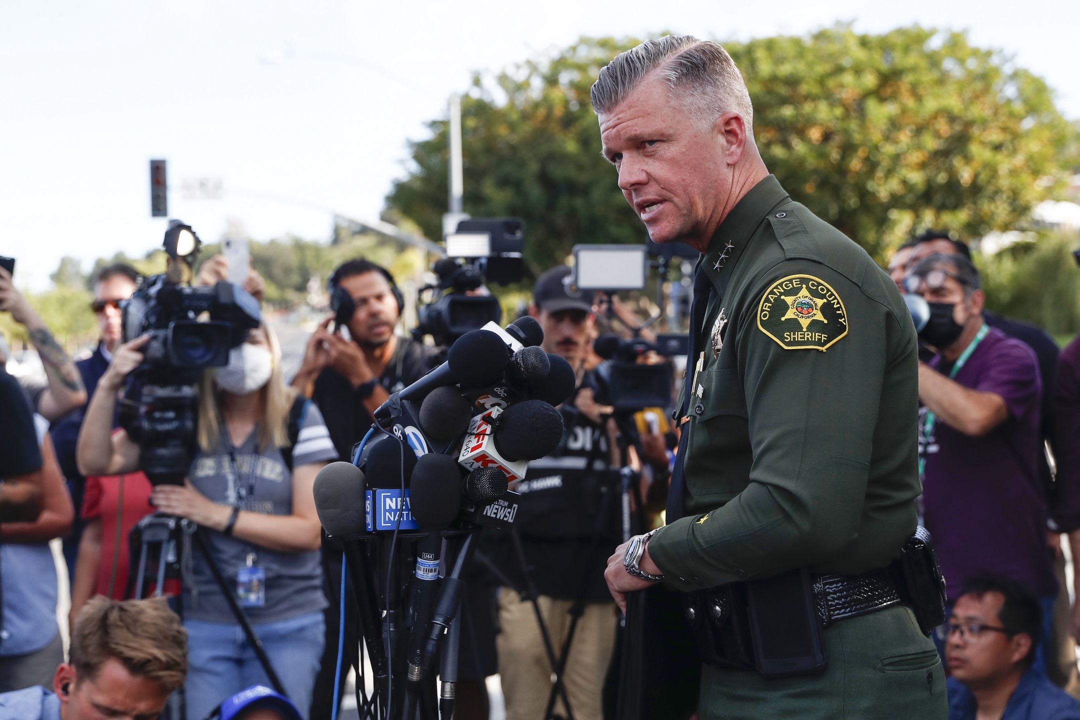Undersheriff Jeff Hallock speaks during a news conference with other members of law enforcement following a shooting that took place in the early afternoon at Geneva Presbyterian Church in Laguna Woods, California, USA, 15 May 2022. According to the Orange County Sheriff's Department five people have been critically wounded with one person deceased. A person has been detained and a weapon has been recovered that may have been involved in the incident. EPA/CAROLINE BREHMAN Dostawca: PAP/EPA.