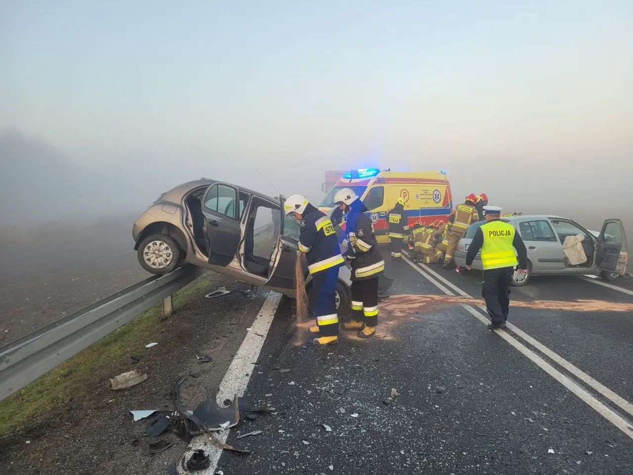Czołowe zderzenie na DK9. Trzy osoby trafiły do szpitala [zdjęcia]