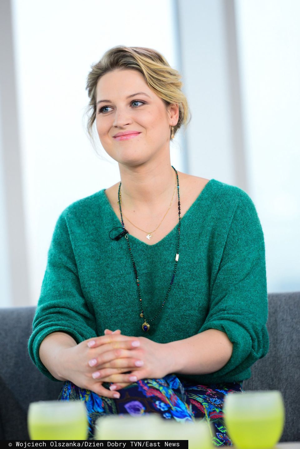 PHOTO: OLSZANKA/EAST NEWS WARSZAWA 27 01 2018 NAGRANIE DZIEN DOBRY TVN PROGRAM NZ: ALEKSANDRA DOMANSKA AKTORKA PODATEK OD MILOSCI SPODNIE SWETER ZIEOLY ZIELEN TURKUS BUTY W KWIATY BIZUTERIA