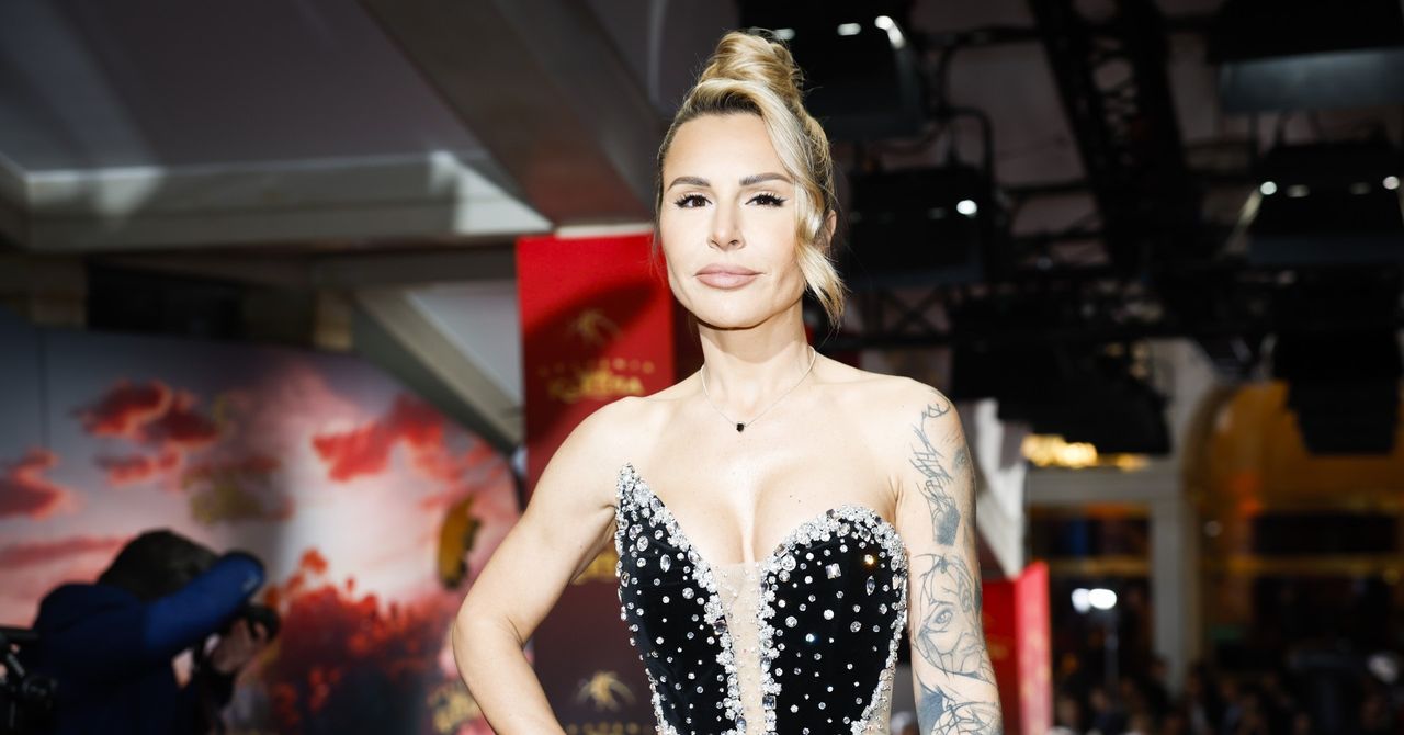 Blanka Lipińska i jej warszawski apartament. Panuje mrok, ale jest luksusowo.