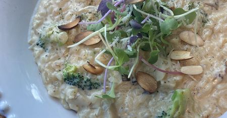 Ścieram kalafiora na tarce i serwuję z patelni. Prawie nie ma kalorii, a smakuje jak z restauracji