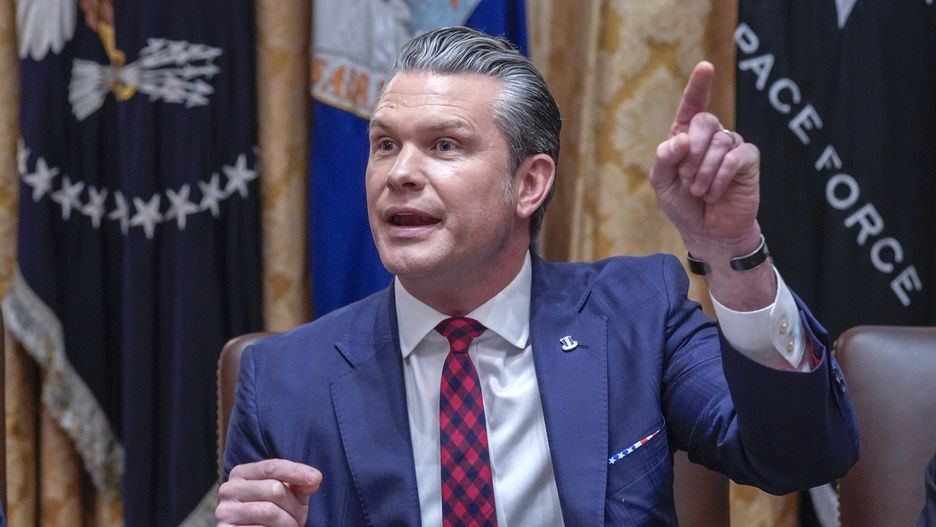 US Secretary of War Pete Hegseth answers a reporter?s question during a Cabinet meeting in the Cabinet Room of the White House in Washington, DC, USA, 02 December 2025. EPA/YURI GRIPAS / POOL Dostawca: PAP/EPA.