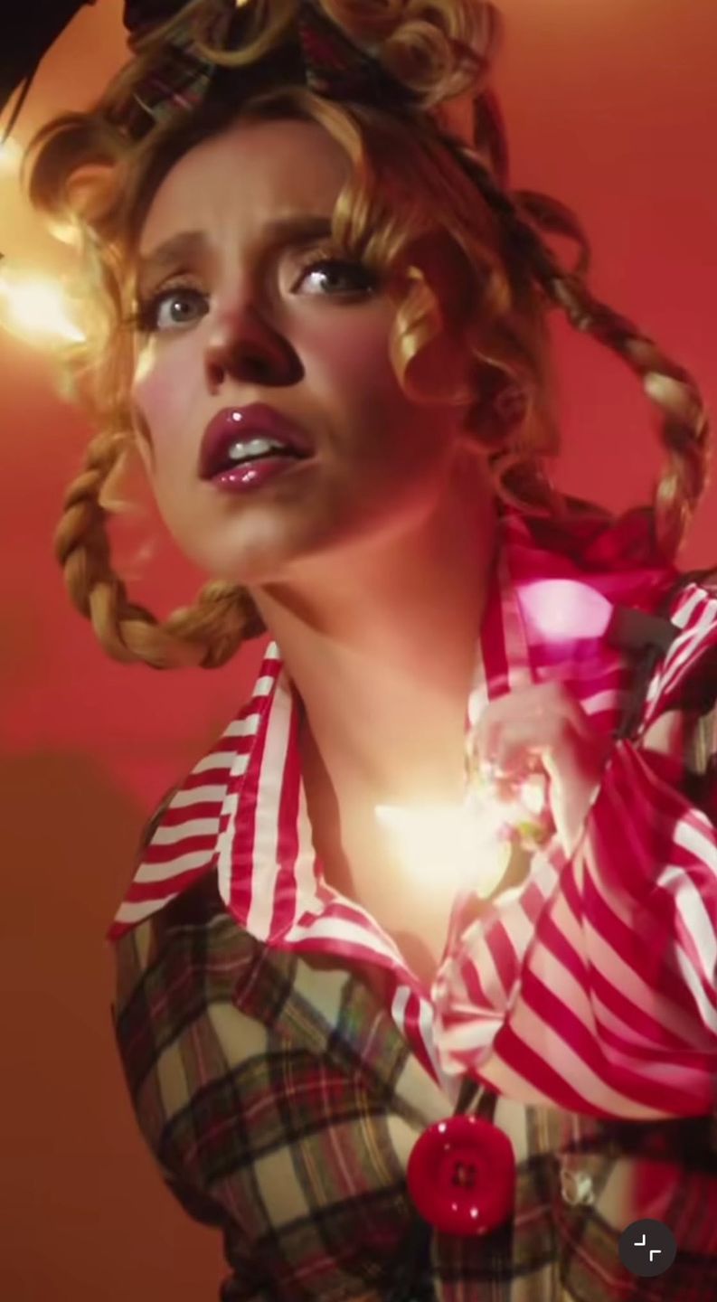 Sydney Sweeney promuje bieliznę autorskiej marki