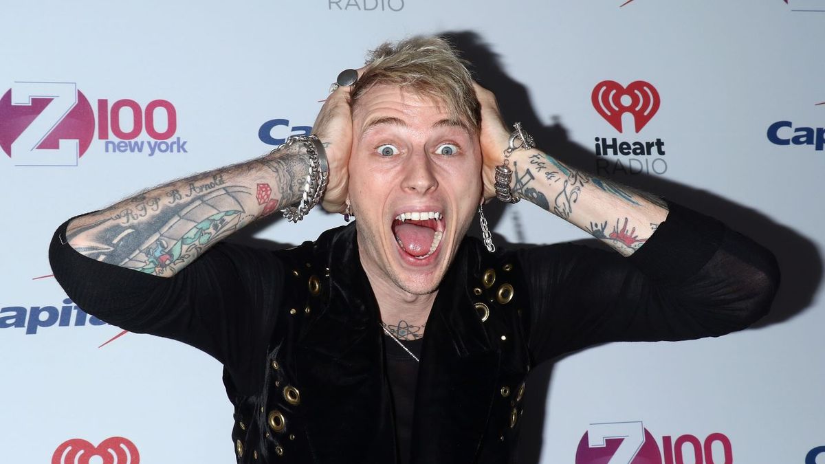 Machine Gun Kelly porażony prądem. Aż stanęły mu włosy