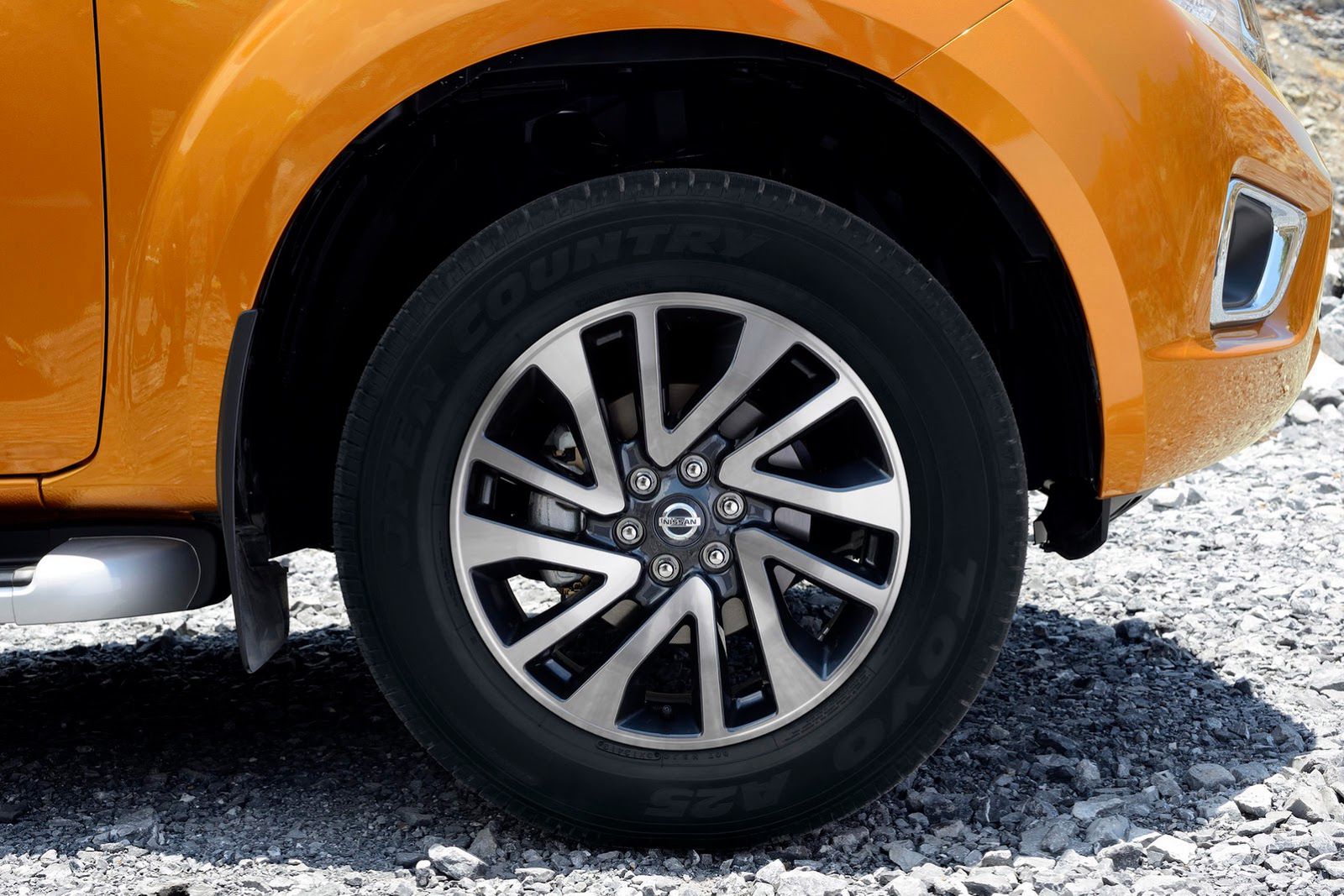 Nowy Nissan Navara - obszerna galeria producenta 39