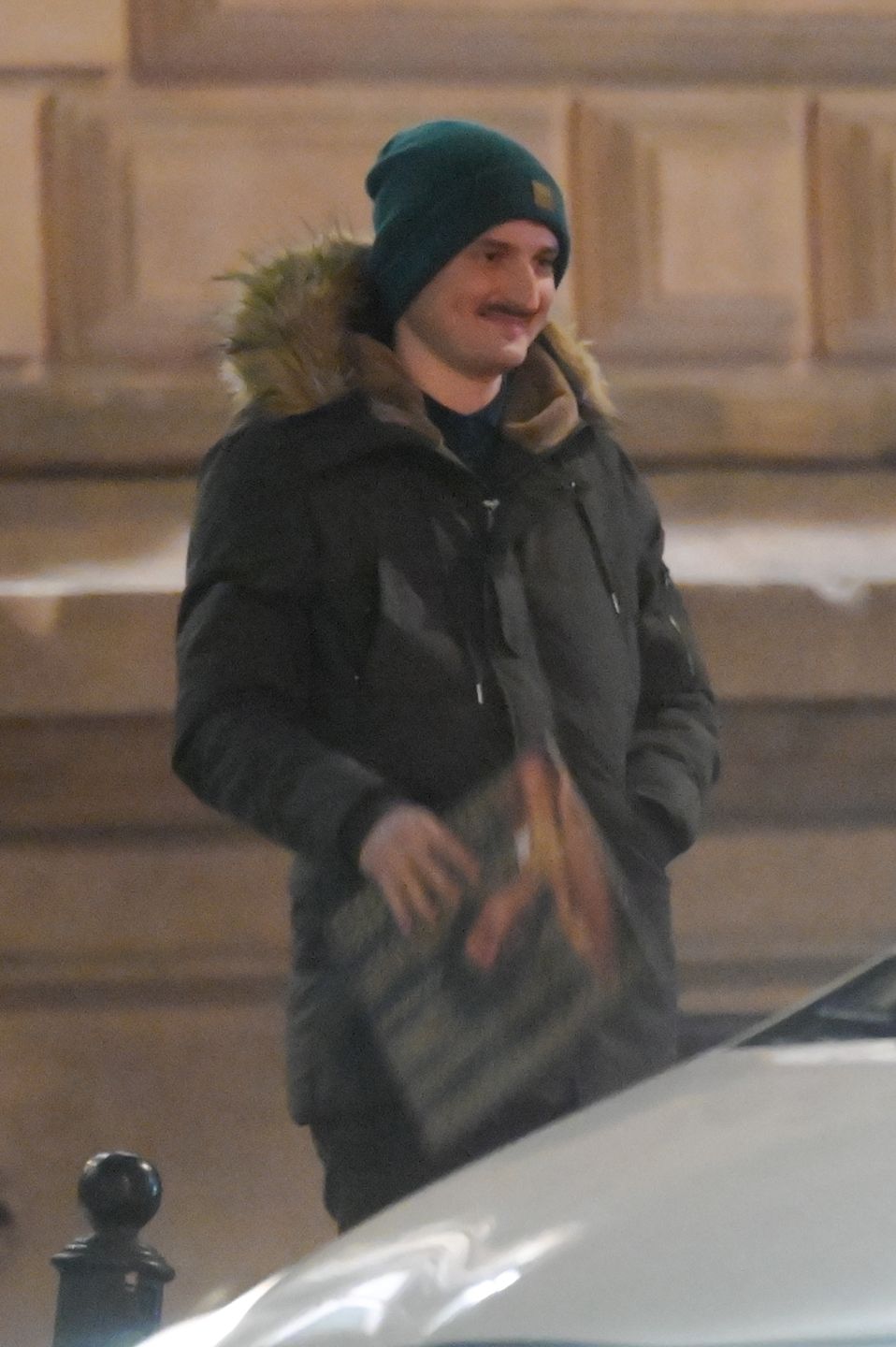 Dawid Podsiadło odprowadza znajomą do taksówki