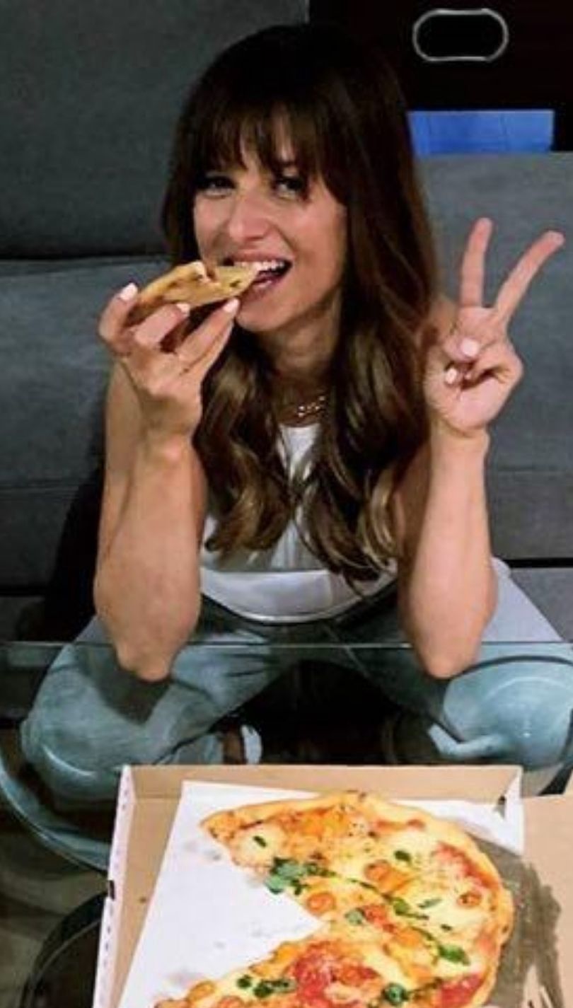 Anna Lewandowska delektuje się bezglutenową pizzą