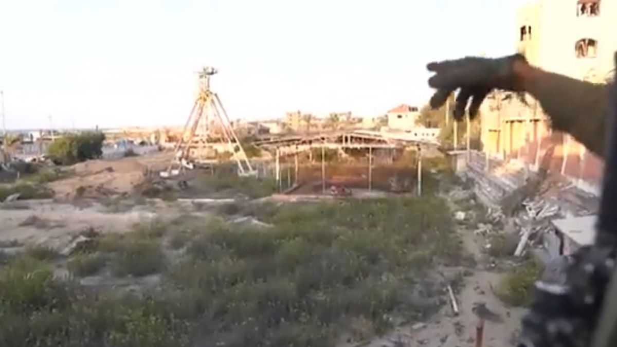 Wyrzutnia rakiet obok basenu dla dzieci