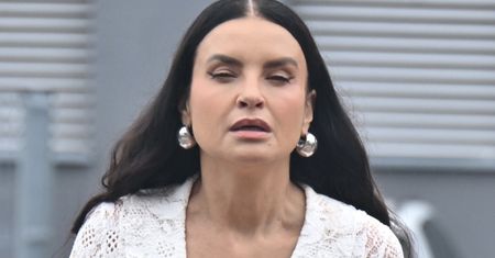 Posępna Joanna Horodyńska w odważnej kreacji z PRZEŚWITAMI przybywa na ramówkę Polsatu (ZDJĘCIA)