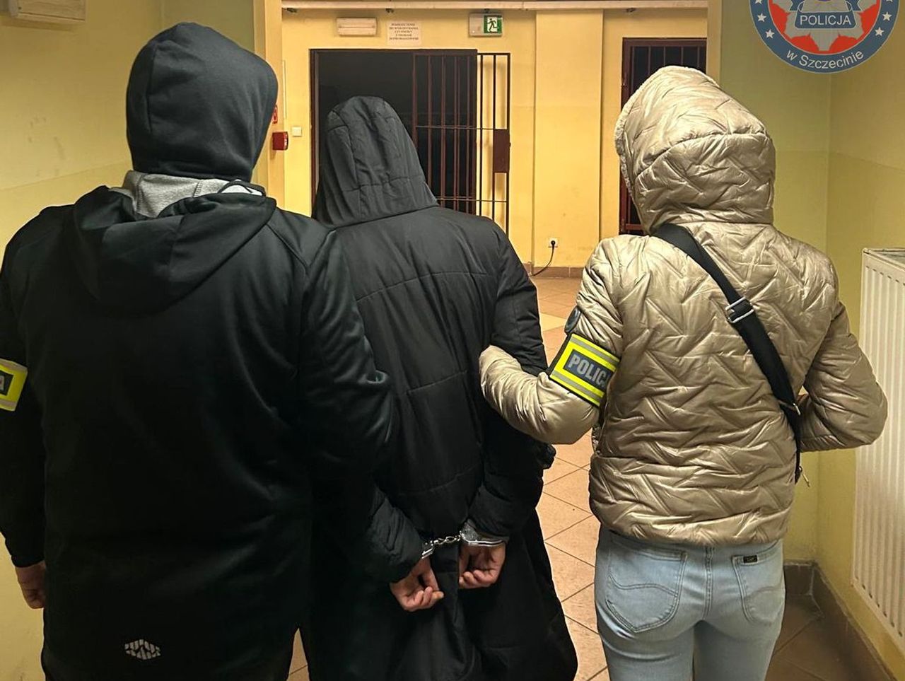 Szczecin: 25-latek miał cały arsenał broni i materiałów wybuchowych. Wpadł, bo z kolegami ostrzaleł kamienicę