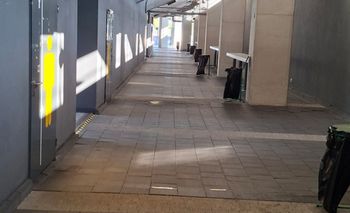 Kibice potykają się pod trybunami. MOSiR naprawi zapadniętą kostkę na Motor Lublin Arenie
