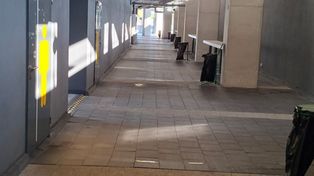 Kibice potykają się pod trybunami. MOSiR naprawi zapadniętą kostkę na Motor Lublin Arenie