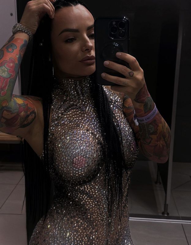 Fani grzmią nad stylizacją narzeczonej Artura Szpiki: "Jest wulgarna i ci umniejsza". Przesadziła? (FOTO)