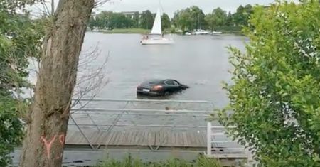 Iława. Porsche topiło się w jeziorze. Kierowca miał dużo szczęścia [WIDEO]