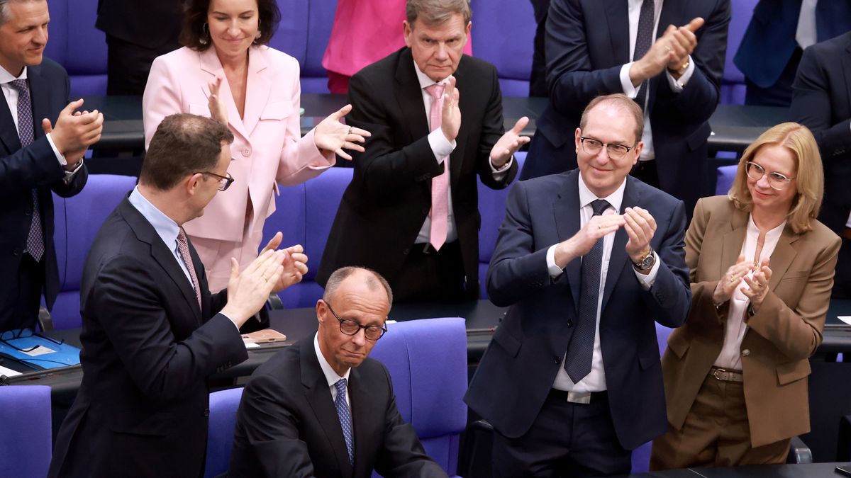 German Chancellor Friedrich Merz (2-L) is applauded after his election at the Bundestag in Berlin, Germany, 06 May 2025. The new German government is expected to be formed between the Union parties of Christian Democratic Union (CDU) and Christian Social Union (CSU) and the coalition partner Social Democratic Party (SPD). EPA/CLEMENS BILAN Dostawca: PAP/EPA.