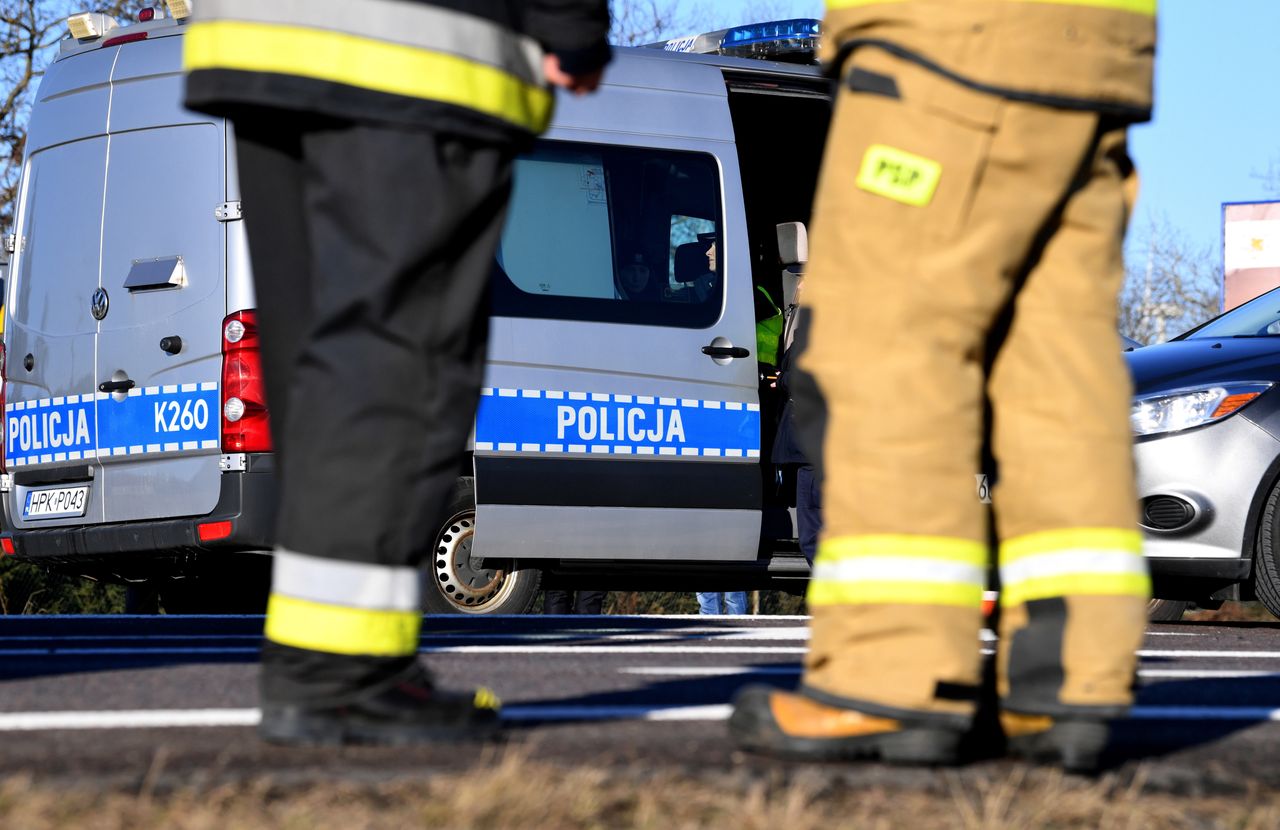 Pijany kierowca po dachowaniu uciekł, pozostawiając w aucie dziecko