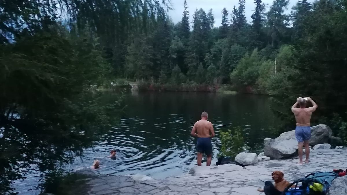 Polacy kąpali się w górskim jeziorze  