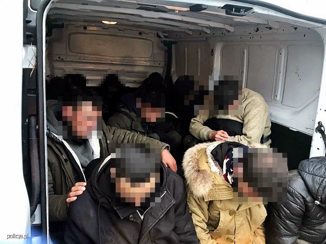 Przewoził 29 migrantów na pace busa. To nie pierwszy taki przypadek