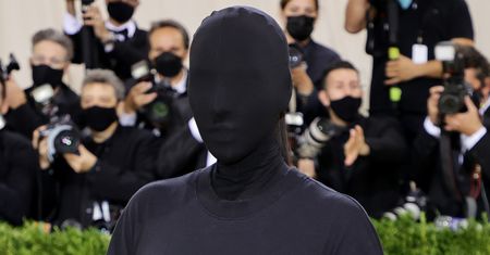 Zszokowała wszystkich zgromadzonych. Kim była zamaskowana postać na MET Gali 2021?