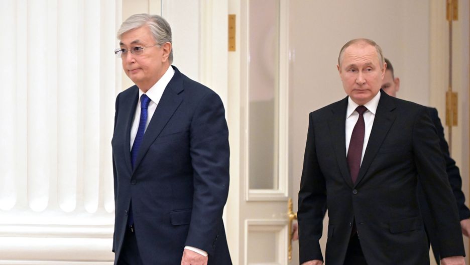 Kazakhstan's President Tokayev visits Russiaepa09744510 Russian President Vladimir Putin (R) and Kazakh President Kassym-Jomart Tokayev (L) arrive for a joint press conference following their talks at the Kremlin in Moscow, Russia, 10 February 2022. The Kazakh President is on a working visit to Moscow.  EPA/SERGEY GUNEEV/KREMLIN POOL/SPUTNIK / POOL MANDATORY CREDIT Dostawca: PAP/EPA.SERGEY GUNEEV/KREMLIN POOL/SPUTNIK / POOL