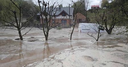 Ponad 400 interwencji strażaków po piątkowych burzach w Lubelskiem. Zniszczone dachy, zalane domy, połamane drzewa