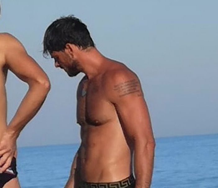 Rozebrany Michele Morrone na plaży w Apulii