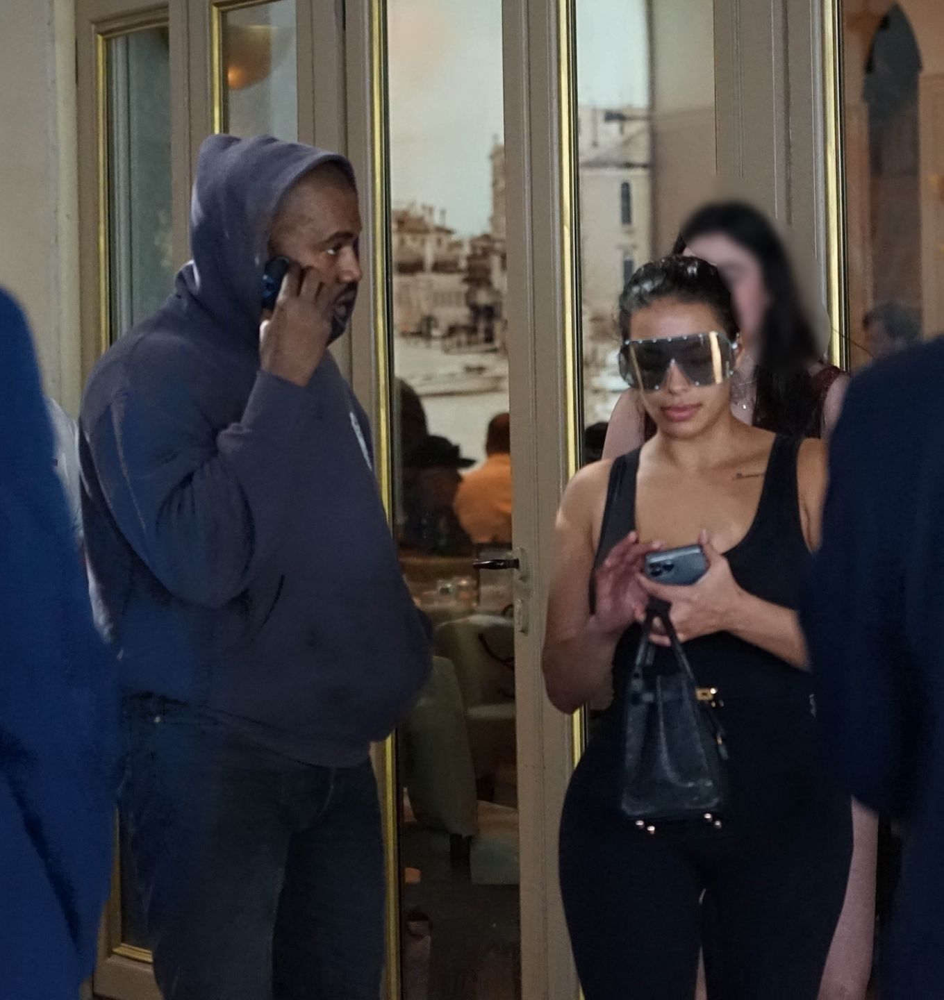 Kanye West z sobowtórką Kim Kardashian 