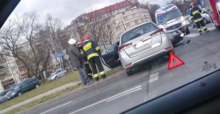 Zderzenie audi i toyoty na rondzie Mohyły w Lublinie. Są utrudnienia