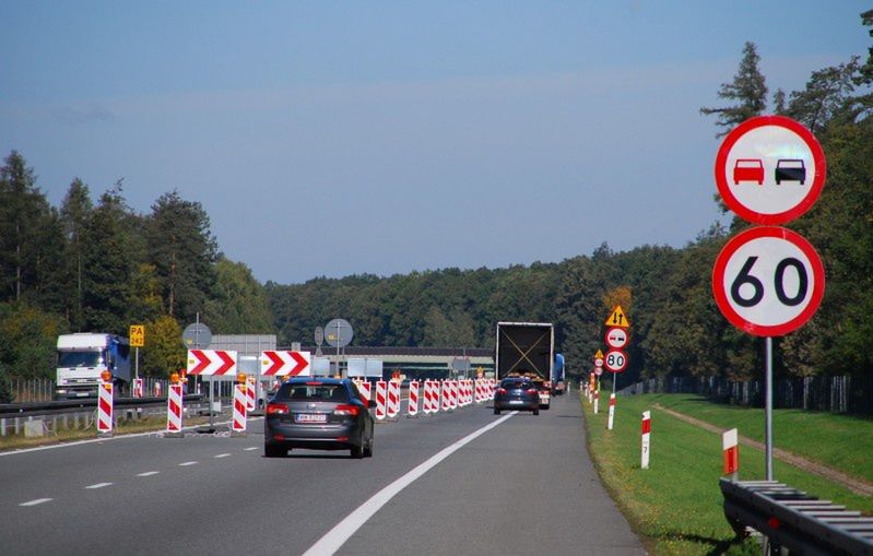 Remonty na autostradach oznaczają zwężenia pasów ruchu.