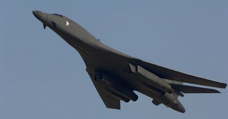 Amerykański bombowiec nad Warszawą. Wiemy, dlaczego pojawił się w Polsce