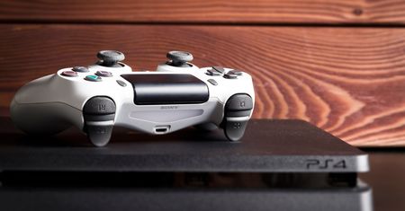 PlayStation 4 Slim znów w sprzedaży. Za nowy zestaw trzeba sporo zapłacić