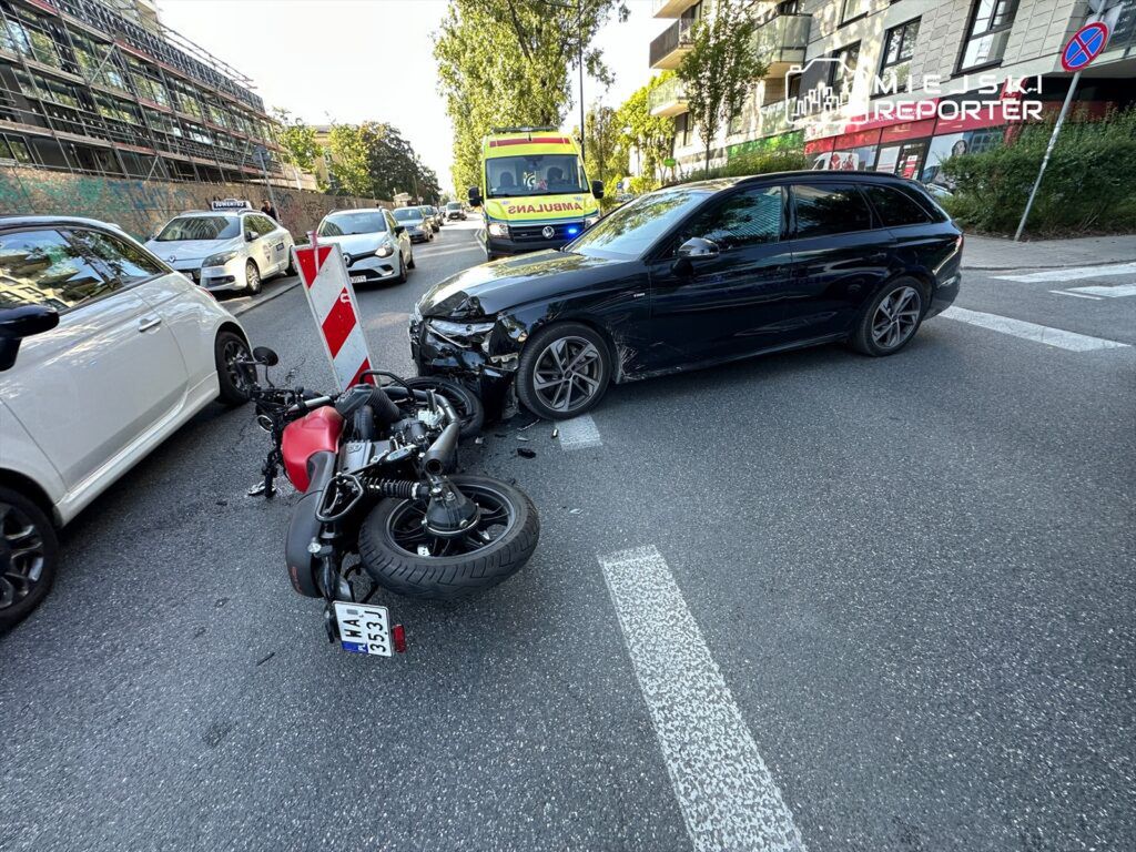 Warszawa. Zderzenie na Pradze Południe. Motocyklista przeleciał nad kierownicą