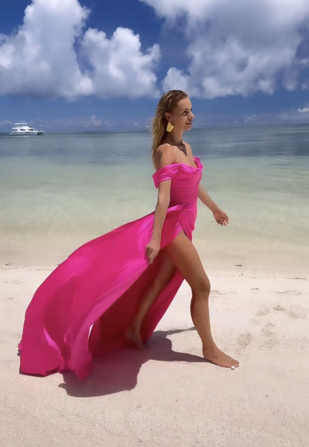 Izabela Janachowska w różowej sukni na plaży