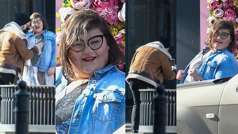 Dominika Gwit pozuje mężowi na ulicy