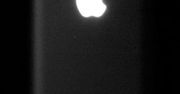 Świecące logo Apple na iPhonie